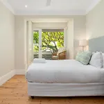 Light & Airy 3 Bedroom Green Point Family Home