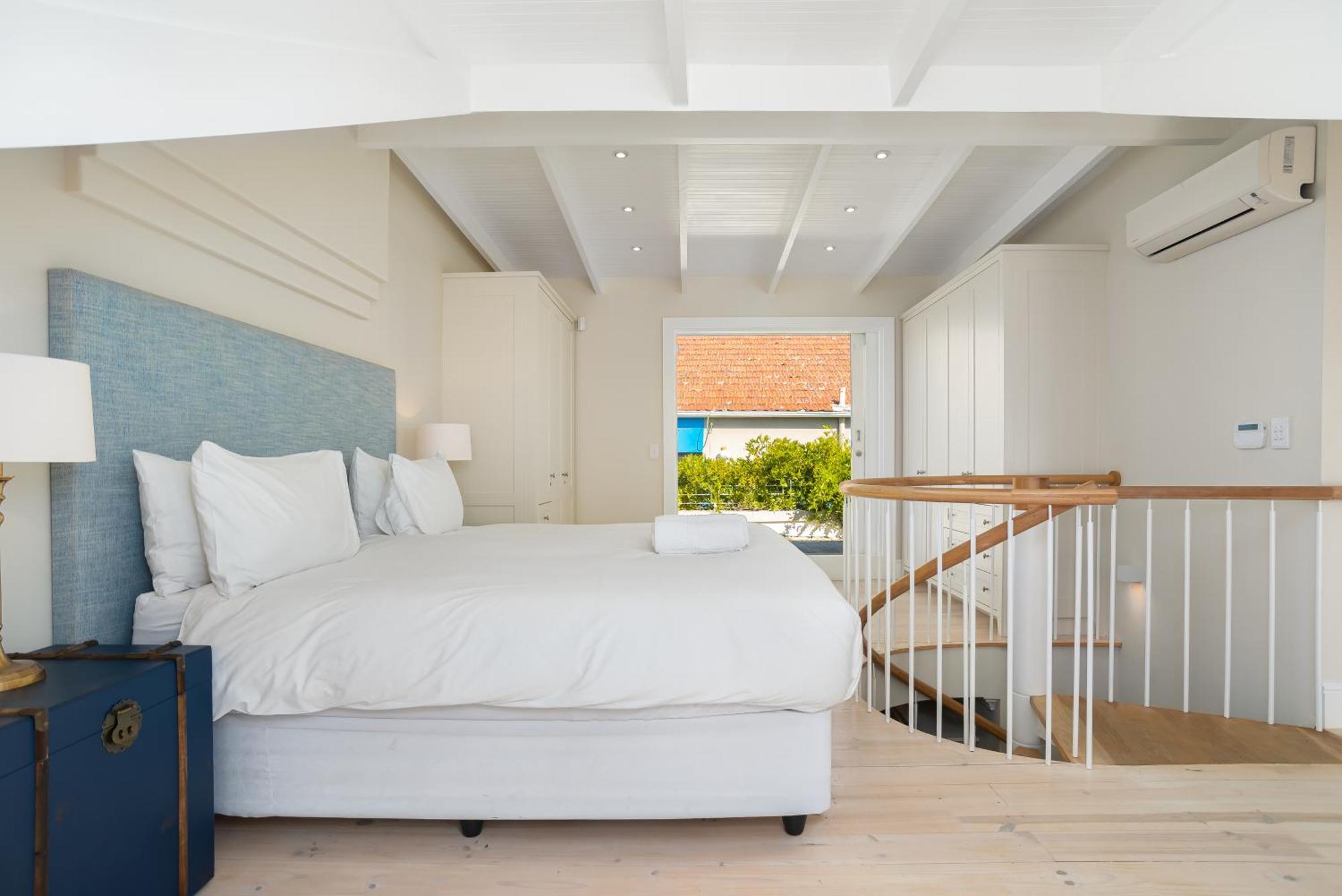 Light & Airy 3 Bedroom Point Family Holiday home Cape Town