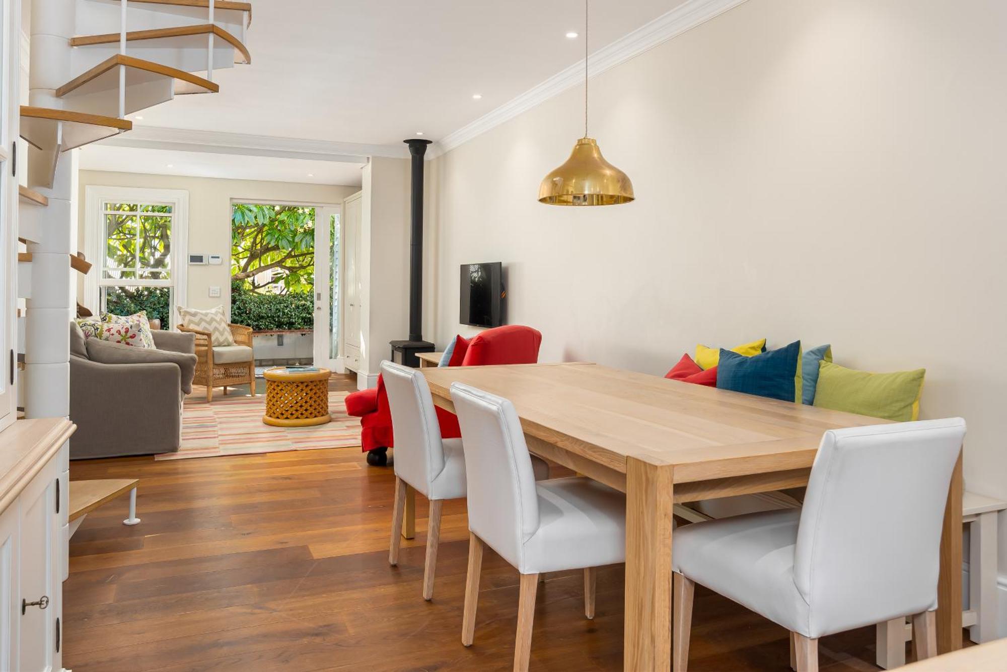 Light & Airy 3 Bedroom Point Family Holiday home